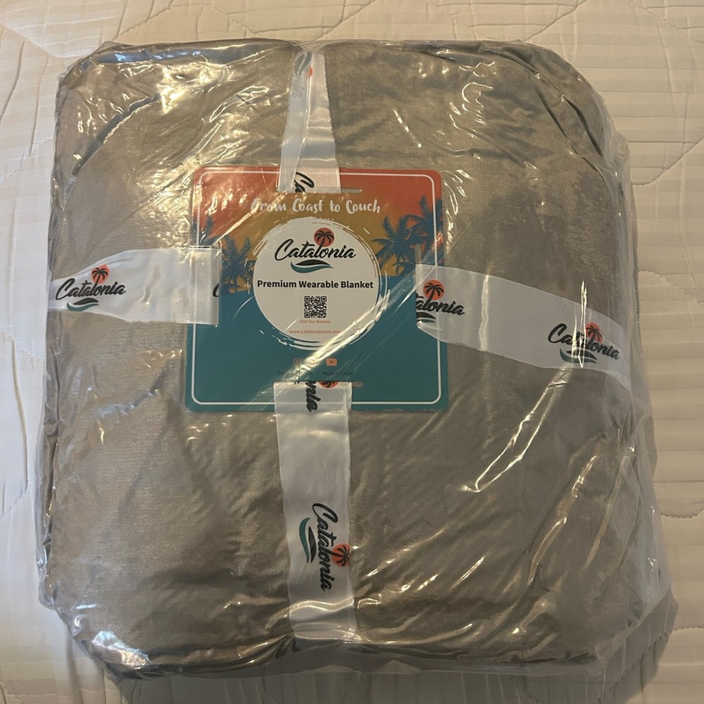 Catalonia Premium Wearable Blanket Brand New Sealed